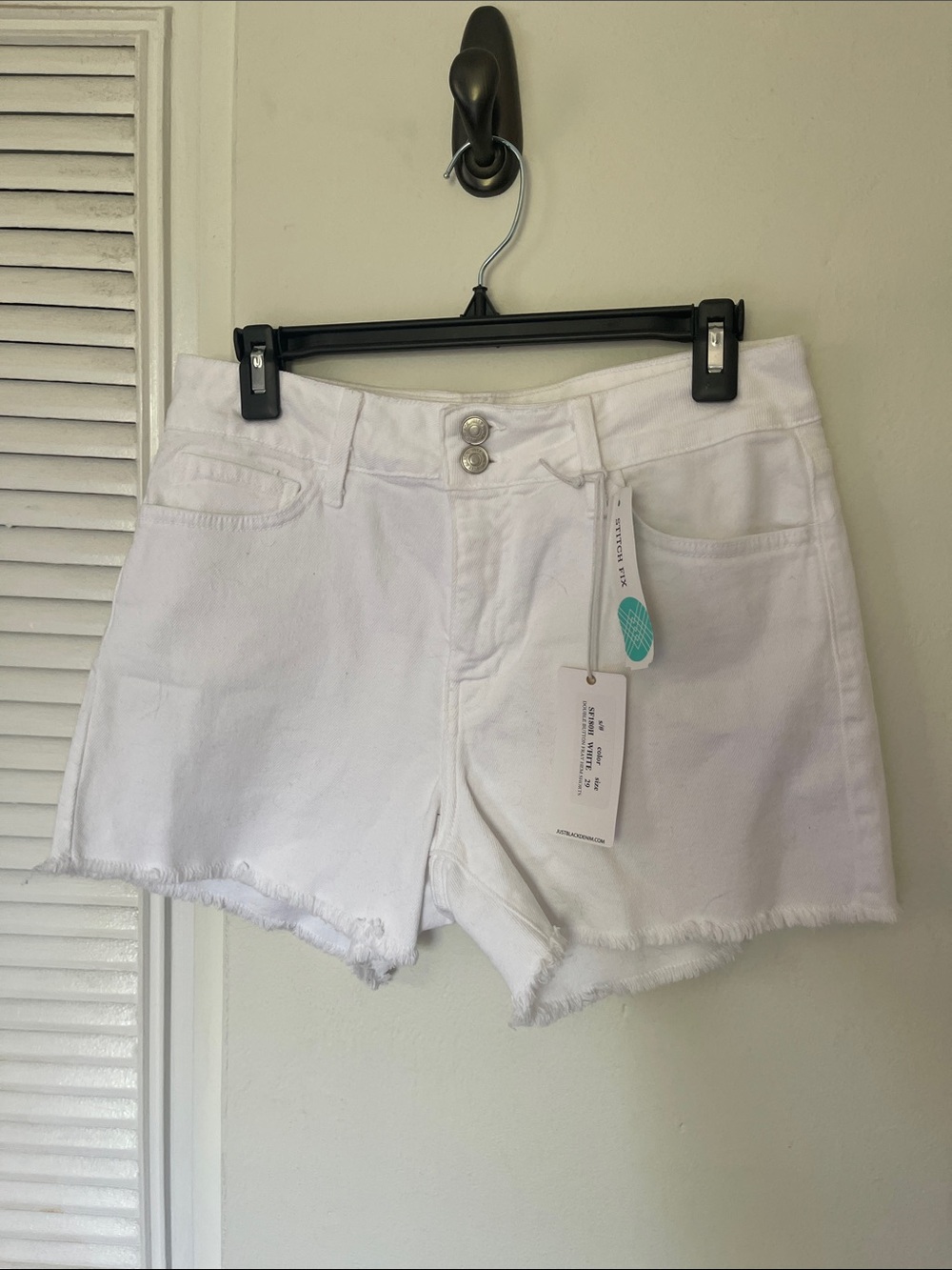 Just Black Trudie high rise fray hem short in white